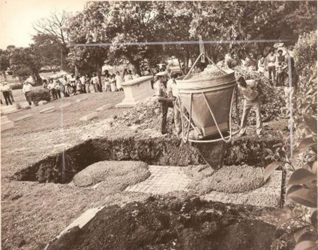 La imagen tiene un atributo ALT vacío; su nombre de archivo es mujer-ferrari-texas-650x512-1.jpg