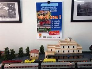 La sede de la Associació d’Amics del Ferrocarril de Barcelona (AAFCB), en el Poblenou, es un paraíso para los aficionados al ferrocarril. Con cuatro maquetas impresionantes y una amplia colección de objetos históricos, esta asociación ofrece a sus 400 socios la oportunidad de sumergirse en el fascinante mundo de los trenes. Dirigida por Jordi Ramon, la sede alberga una biblioteca especializada, un archivo fotográfico y una sala de actos para actividades. Las maquetas, que van desde la escala 1/160 a la 1/32, son el corazón de esta comunidad ferroviaria, que busca preservar y celebrar la historia del ferrocarril en Barcelona.