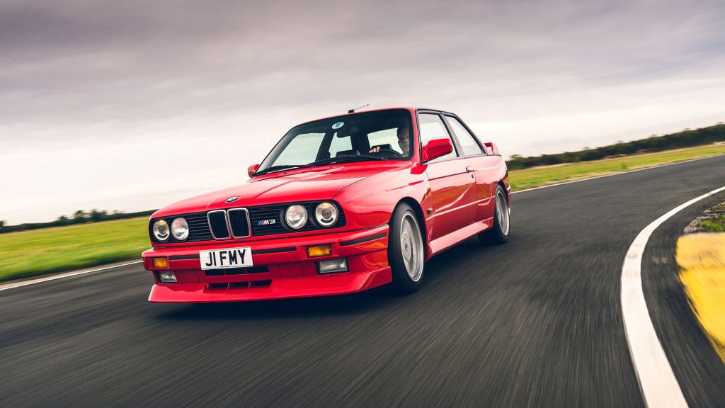 La meta descripción para el BMW E30 M3 podría ser: "Descubre el icónico BMW E30 M3: un símbolo de ingeniería alemana y pasión por la velocidad. Con su diseño distintivo y su rendimiento excepcional, el E30 M3 sigue cautivando a conductores y entusiastas en todo el mundo. ¡Explora su legado en la carretera y en la cultura pop hoy