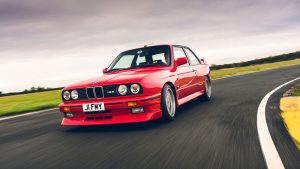 La meta descripción para el BMW E30 M3 podría ser: "Descubre el icónico BMW E30 M3: un símbolo de ingeniería alemana y pasión por la velocidad. Con su diseño distintivo y su rendimiento excepcional, el E30 M3 sigue cautivando a conductores y entusiastas en todo el mundo. ¡Explora su legado en la carretera y en la cultura pop hoy